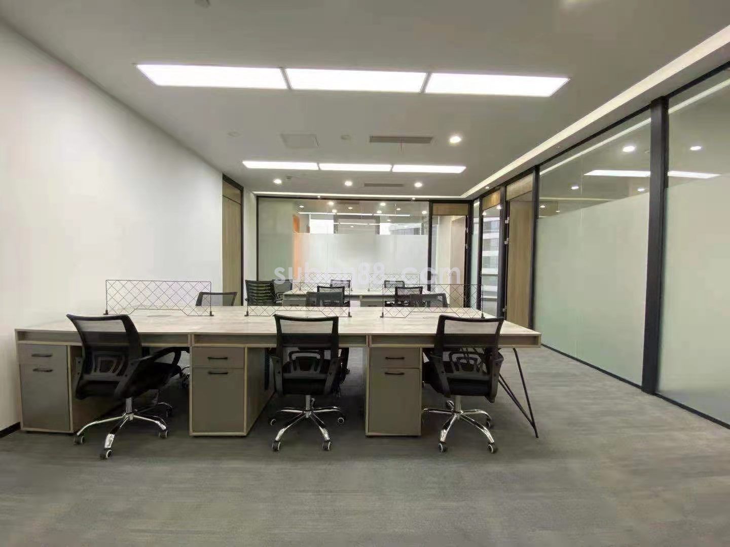 湖東 現(xiàn)代大道地鐵口 精裝帶家具 可看湖景 