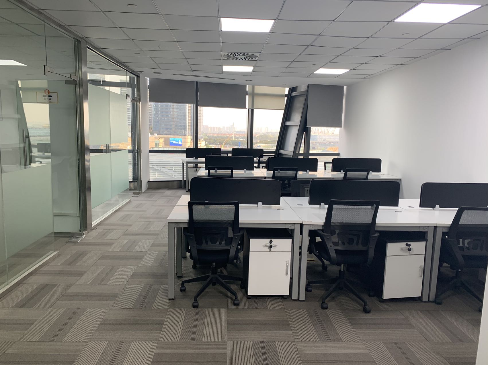 湖東 時代廣場地鐵站 一價全含 豪裝帶家具23人間