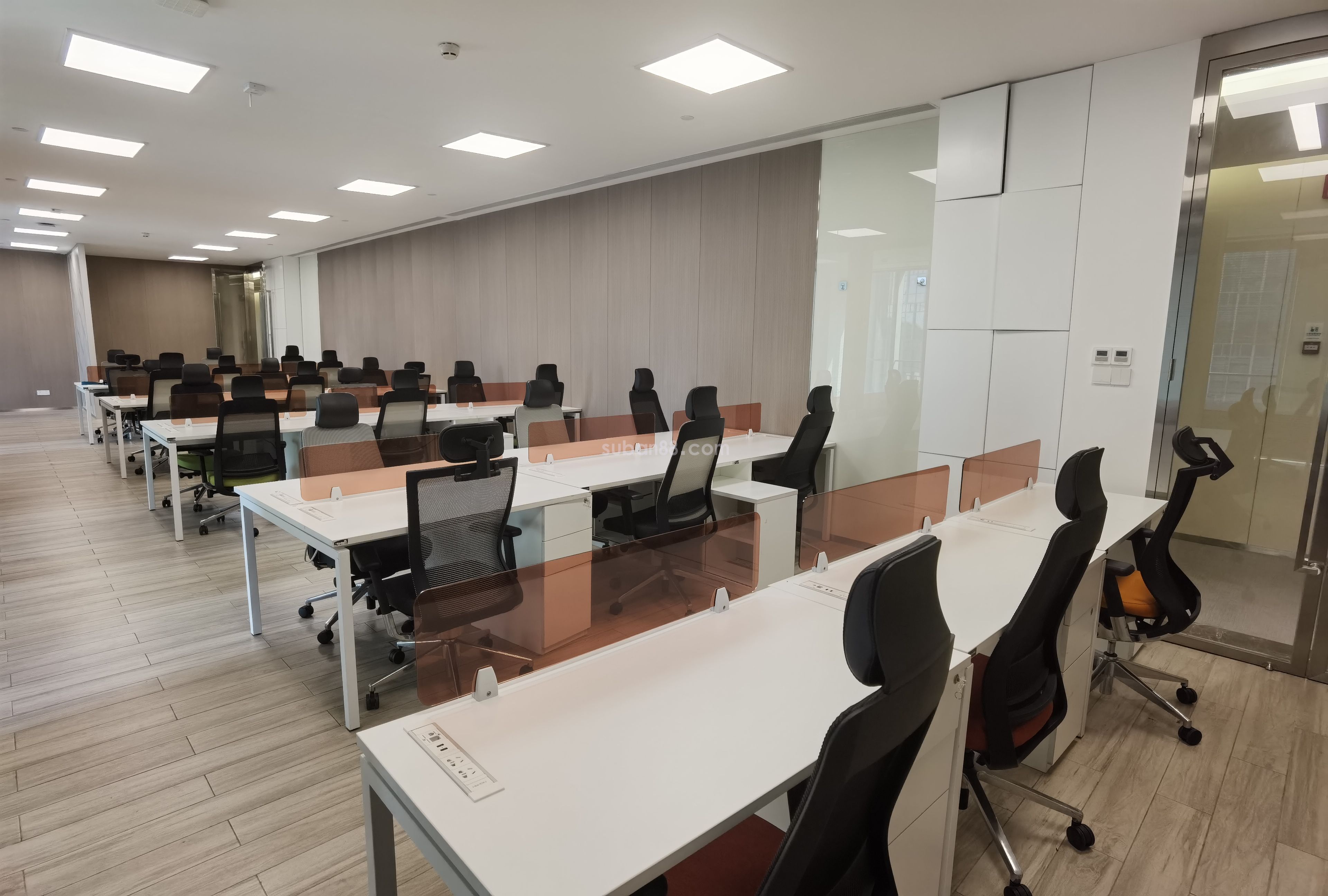 蘇州市工業(yè)園區(qū)甲級(jí)寫(xiě)字樓 豪裝帶家具 地鐵口