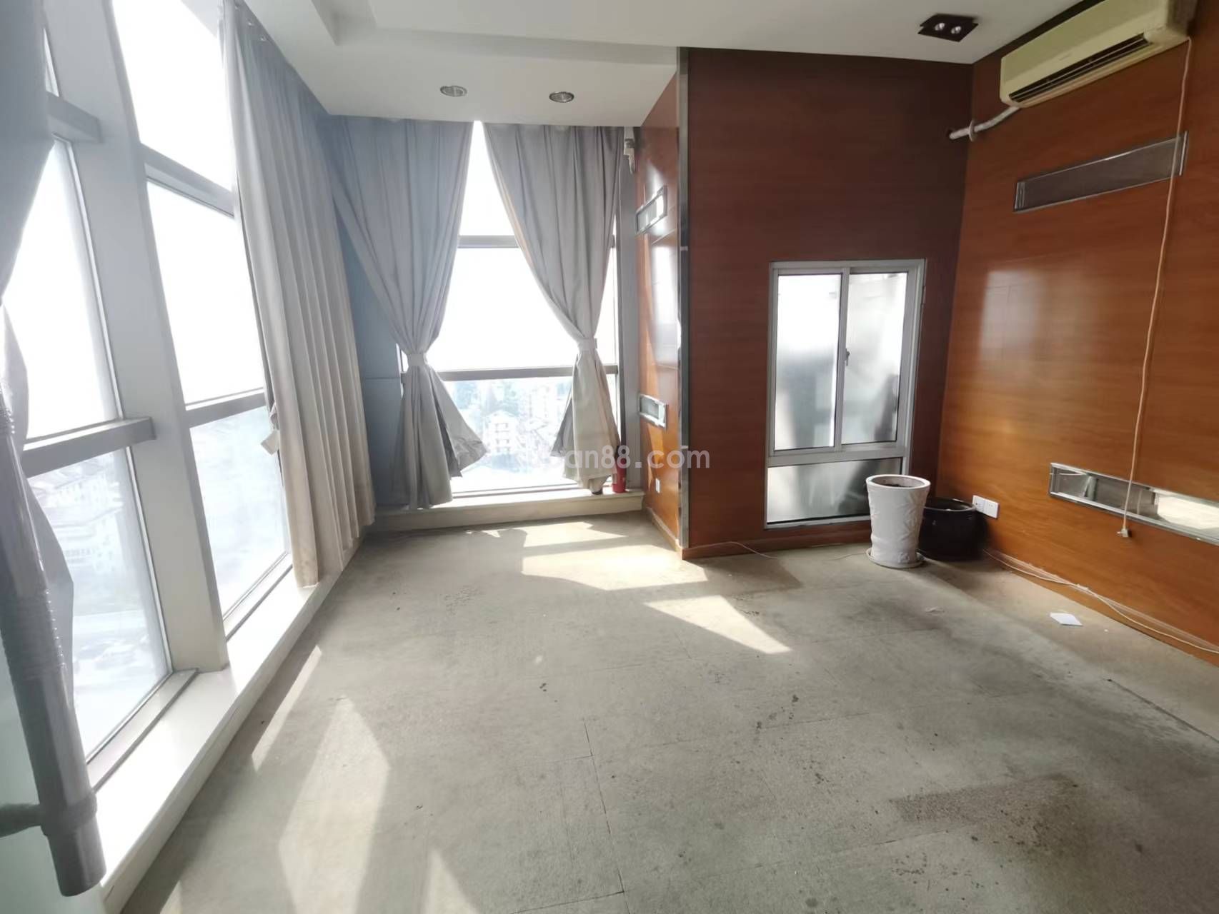 蘇州市工業(yè)園區(qū)創(chuàng)展大廈 精裝98平房東直租