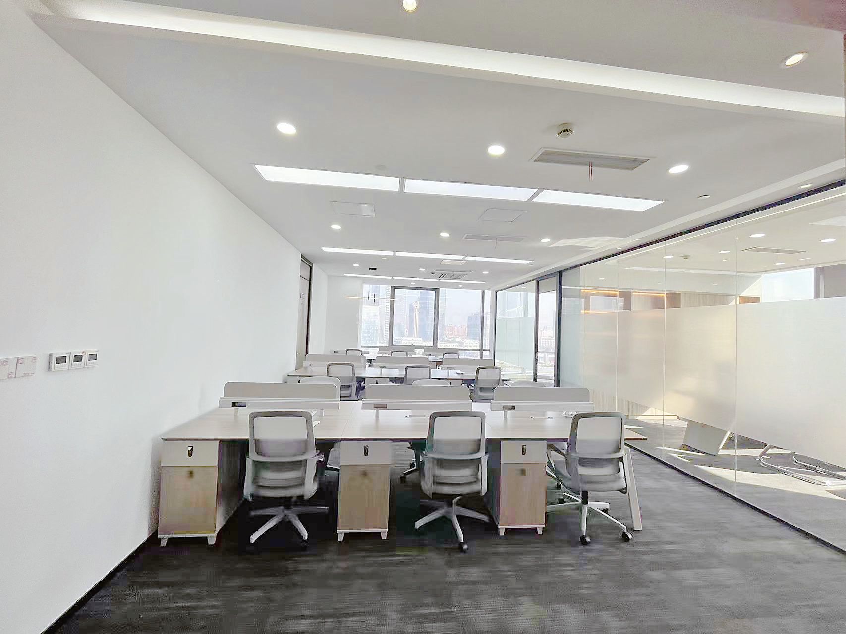 工業(yè)園區(qū)豐隆城市中心精裝帶家具招租